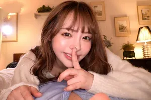 Một cô gái trong sáng và ngọt ngào cùng cô bạn gái đồng tính nữ đang quyến rũ nhau. Họ mặc quần lọt khe gợi cảm, liếm âm hộ và đổ sữa vào đó. Họ cọ xát âm hộ và nhấc mông lên để đưa một cái "cậu nhỏ" giả vào. Đừng bỏ lỡ nếu bạn chơi với chúng trong 5 giờ.