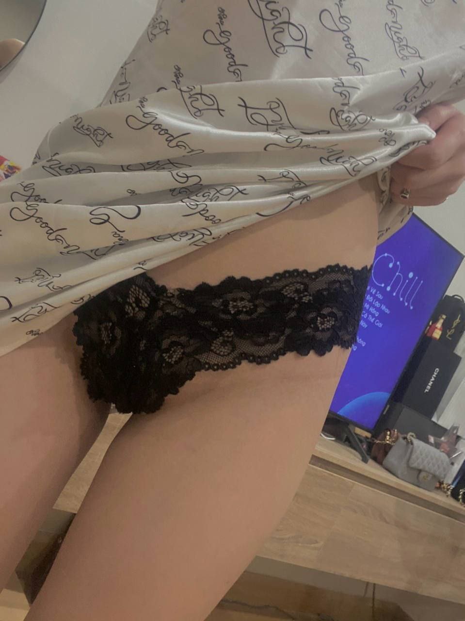 Lặng nhìn em bị địt mà buồi anh chỉ biết cửng